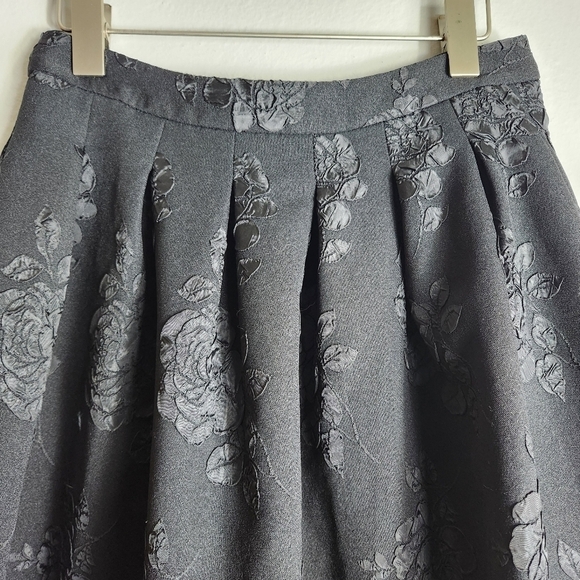 Elle Black Pleated Rose Applique Full Knee Length Skirt-Size 6 - Picture 2 of 9